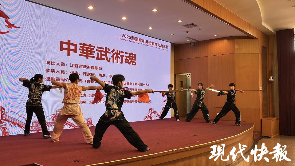 银蛇狂舞, 院校长吴兵, 女子双钩