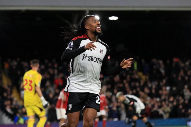 他的踢法非, 赛时